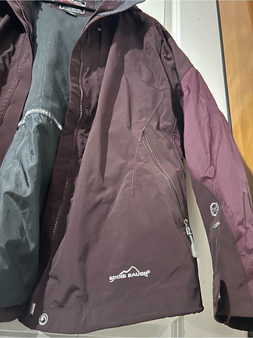Eddie Bauer Women's Large Hooded Ski Jacket in Plum/Burgundy - Picture 2 of 6